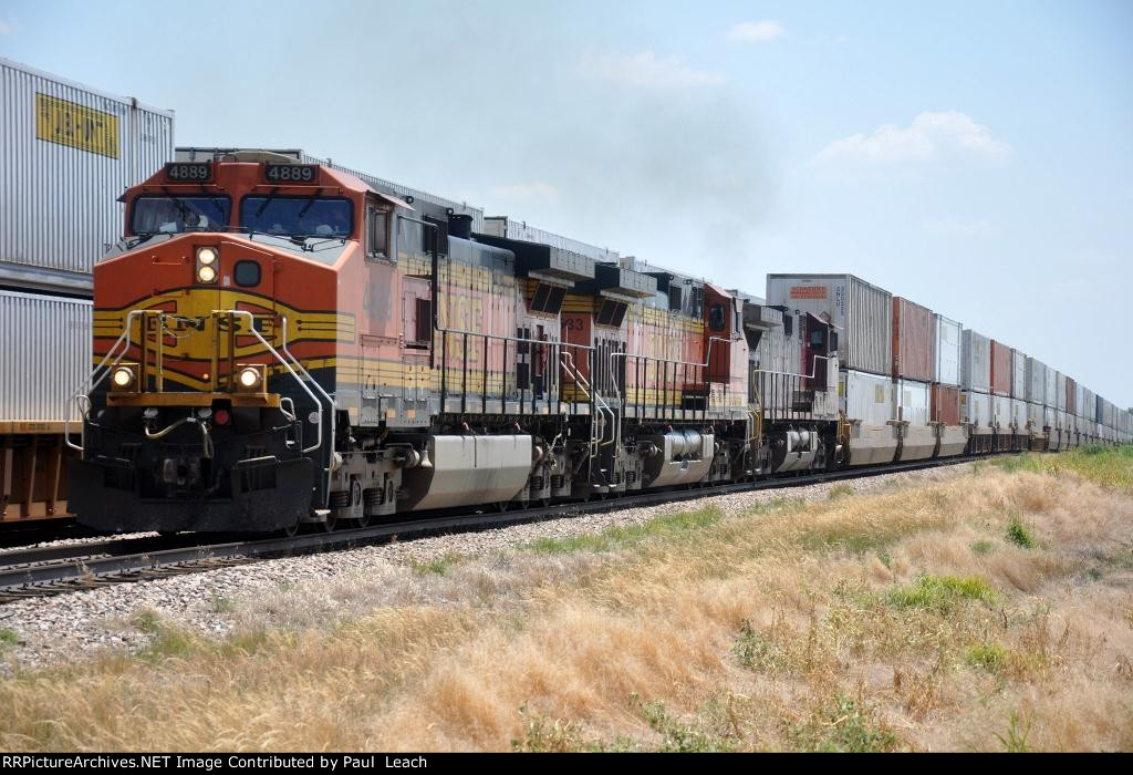 Westbound intermodal meets an eastbound intermodal